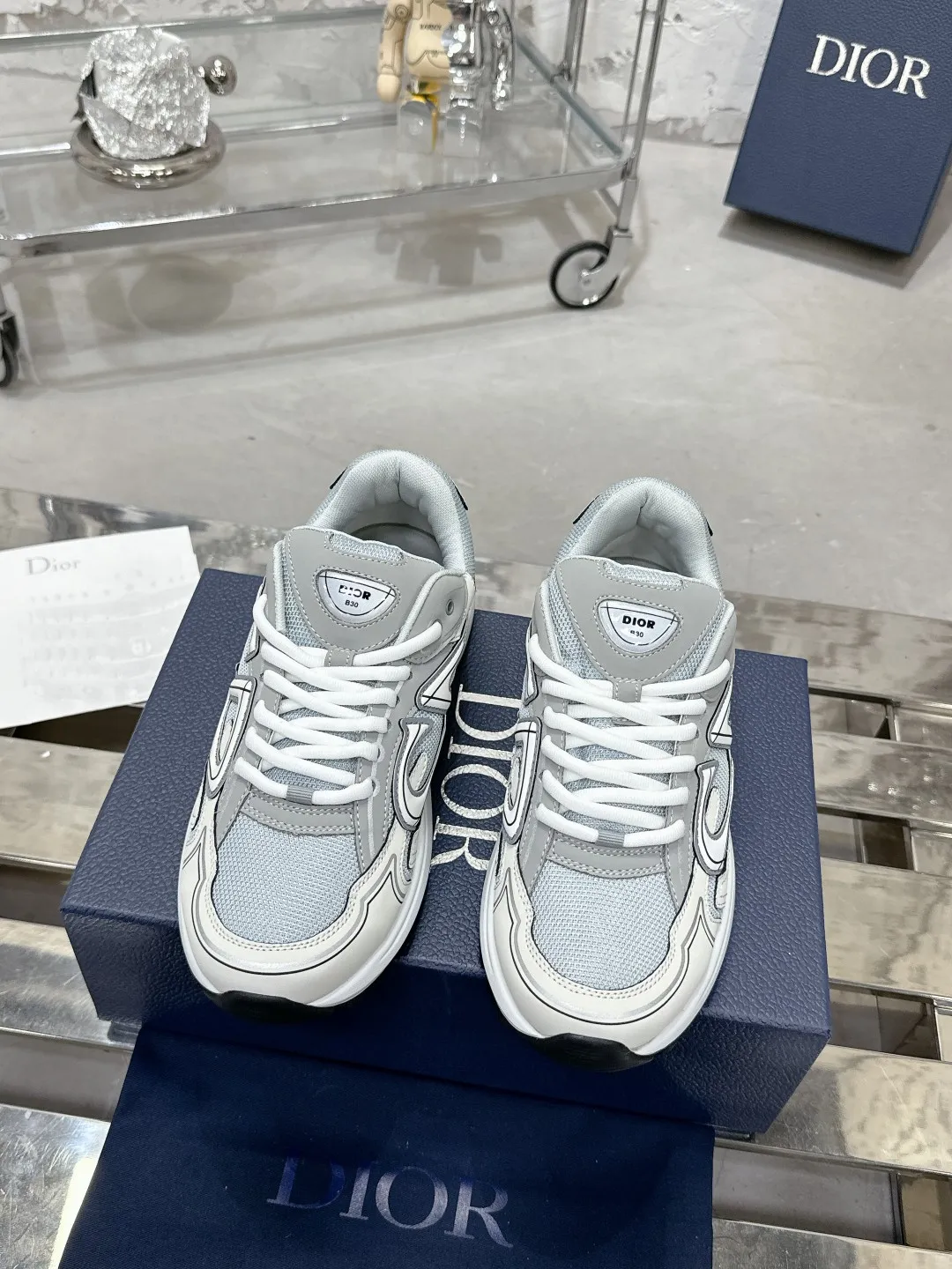 Men's men's shoes 💰600❤️❤️❤️High version Dior Dior's latest color matching B30 series reflective dad sneakers original 17380💰 purchased for development and production Brand new B30 sneakers Dad Shoes style shoes that follow the trend of the retro market The Dior logo on the tongue also indicates that this pair of shoes is the B30 model! B30 uses fine-textured leather and mesh cloth materials to form a shoe body. There are conspicuous letters CD on both sides of the shoe body to indicate identity. Many lines on the shoe body outline details to make the shoes look less monotonous and full of retro flavor. The delivery counter is exquisitely packaged🛍📦 ▪️Fabric: Original customized technical fabric + mesh ▪️Inner lining: Customized breathable lining ▪️Outsole: Original molded IP foam + TPU outsole ▪️Sole thickness: 3.5CM ▪️Size: Women’s size 35-40 / Men’s size 39-46